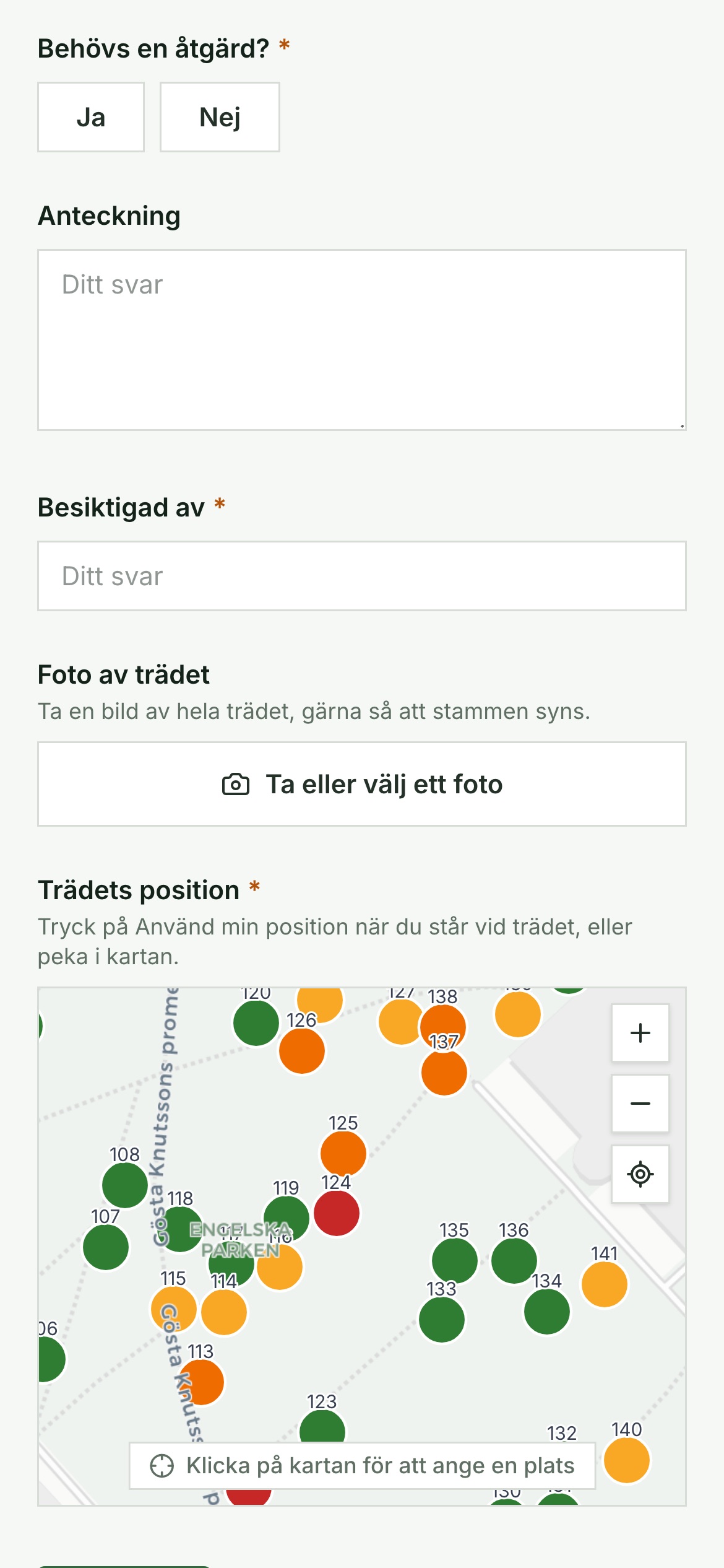 Fältformuläret Trädbesiktning på en telefon: frågorna Behövs en åtgärd, Anteckning, Besiktigad av, en fotoknapp och en karta för trädets position